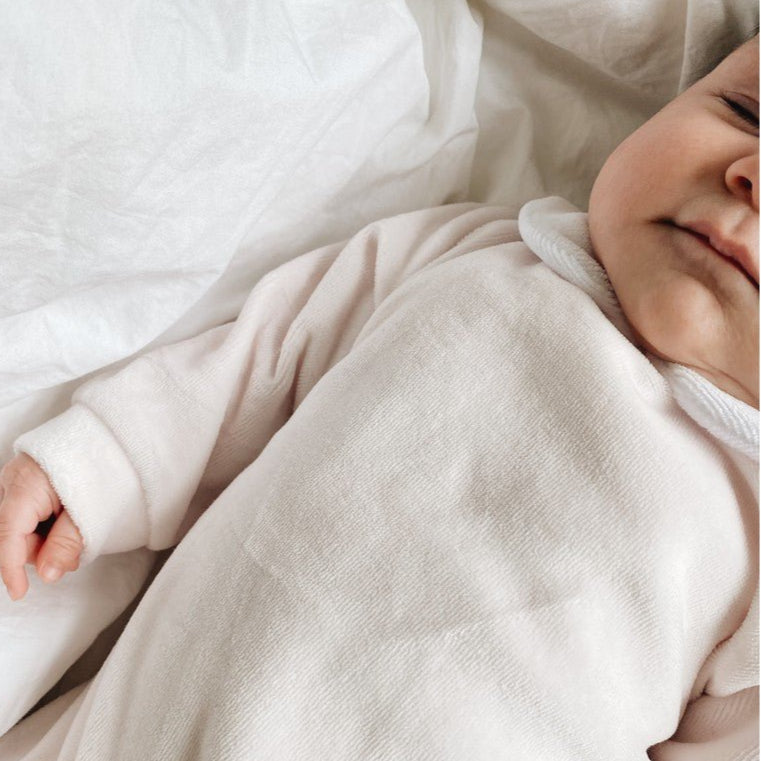 Elegante Bobbi Balloon Velvet Onesie voor Baby's in Roomwit, Babyblauw en Zachtroze