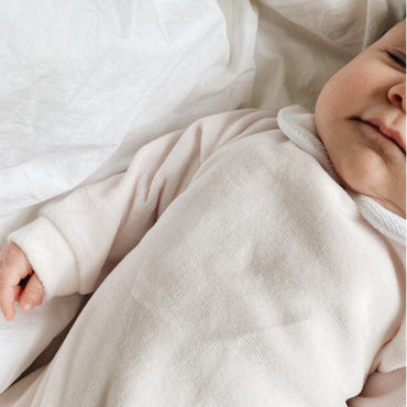 Elegante Bobbi Balloon Velvet Onesie voor Baby's in Roomwit, Babyblauw en Zachtroze